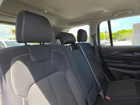 Used 2024 Jeep Grand Cherokee Laredo image 14