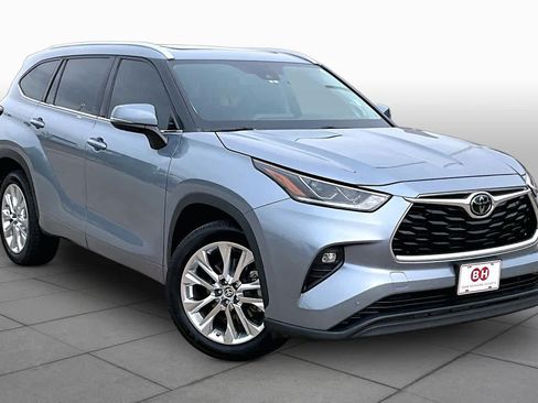 Used 2020 Toyota Highlander Limited FWD image 3