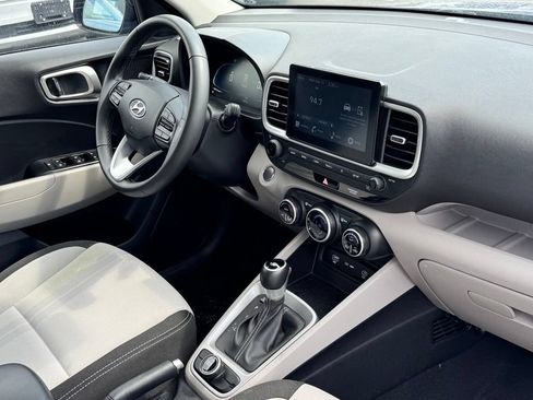 Used 2025 Hyundai Venue SEL FWD image 11
