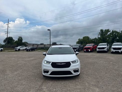 Used 2023 Chrysler Pacifica Touring-L FWD image 3