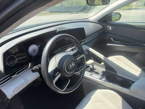 Used 2025 Hyundai Elantra Limited FWD image 8