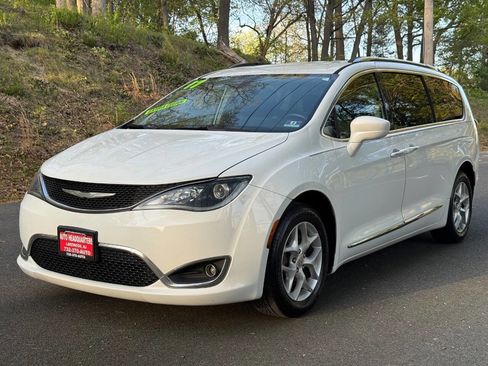 Used 2017 Chrysler Pacifica Touring-L Plus w/ Tire & Wheel Group FWD image 1