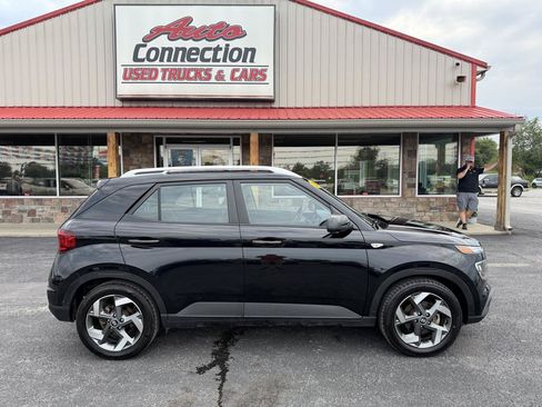 Used 2022 Hyundai Venue SEL w/ Cargo Package FWD image 3