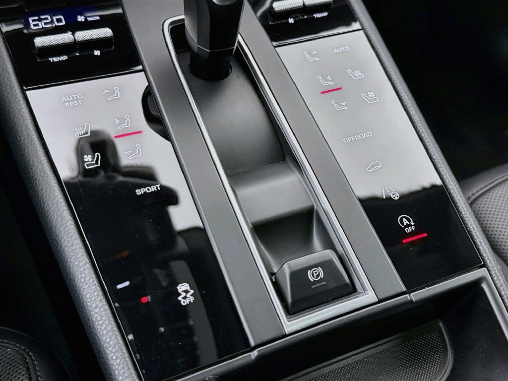 Certified 2025 Porsche Macan AWD/4WD image 22