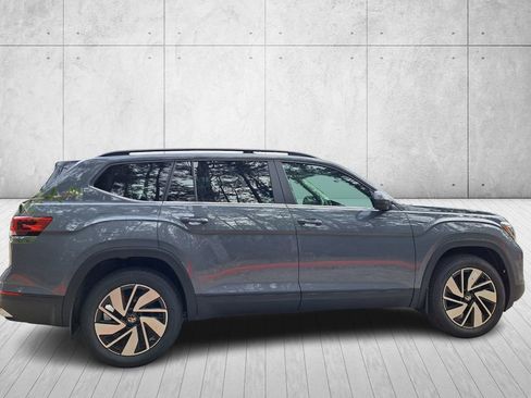 Used 2025 Volkswagen Atlas SE image 4