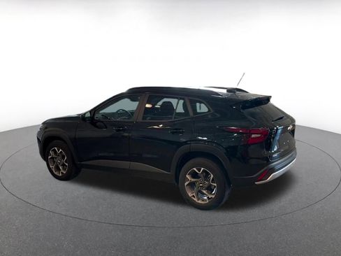 Used 2025 Chevrolet Trax LT w/ LT Convenience Package image 10