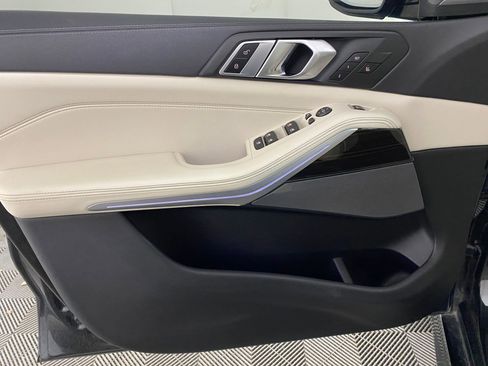 Used 2021 BMW X5 M50i image 11