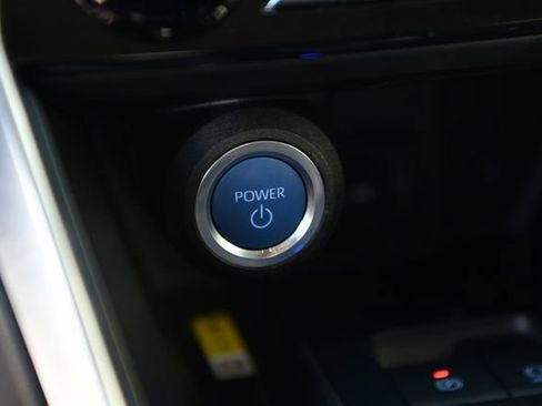 Used 2022 Toyota Venza LE image 13