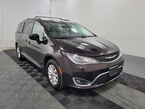 Used 2019 Chrysler Pacifica Touring-L FWD image 13