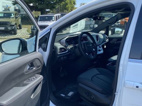 New 2026 Chrysler Voyager LX image 14