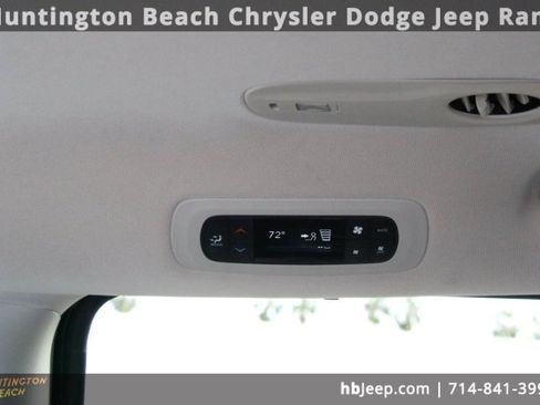 Used 2023 Chrysler Pacifica Touring-L image 35