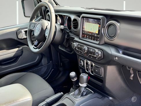 Used 2023 Jeep Gladiator Sport AWD/4WD image 6