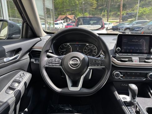 Used 2025 Nissan Altima 2.5 SV FWD image 36