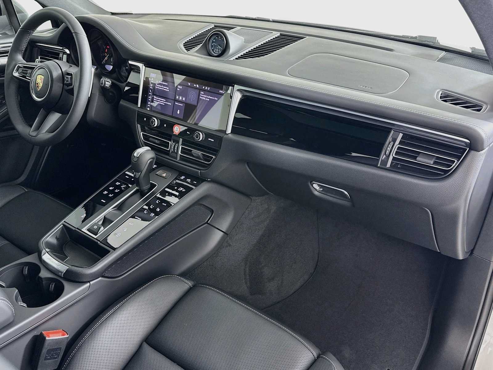 Certified 2025 Porsche Macan AWD/4WD image 30