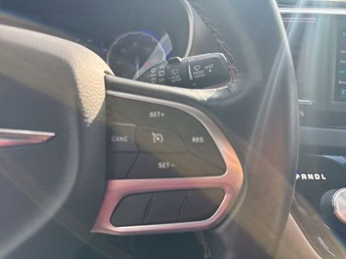 Used 2020 Chrysler Pacifica Touring-L image 5