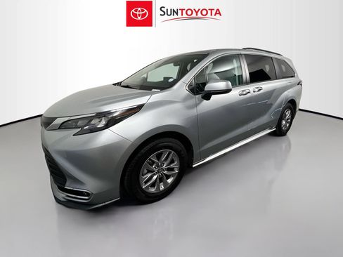Used 2024 Toyota Sienna XLE FWD image 9