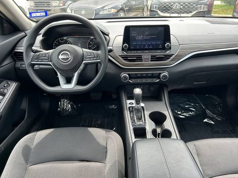 Used 2025 Nissan Altima 2.5 SV FWD image 15