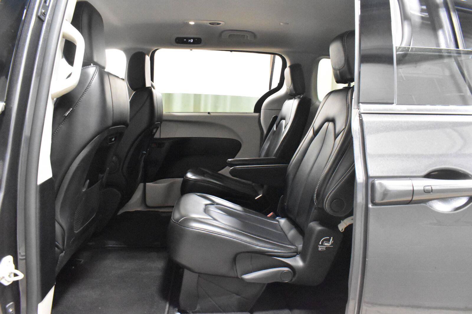 Used 2023 Chrysler Pacifica Touring-L FWD image 4