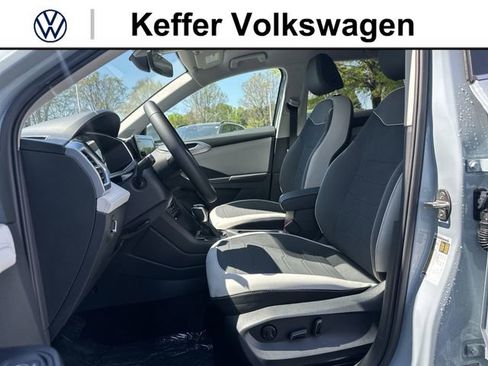 New 2026 Volkswagen Taos SE FWD image 12
