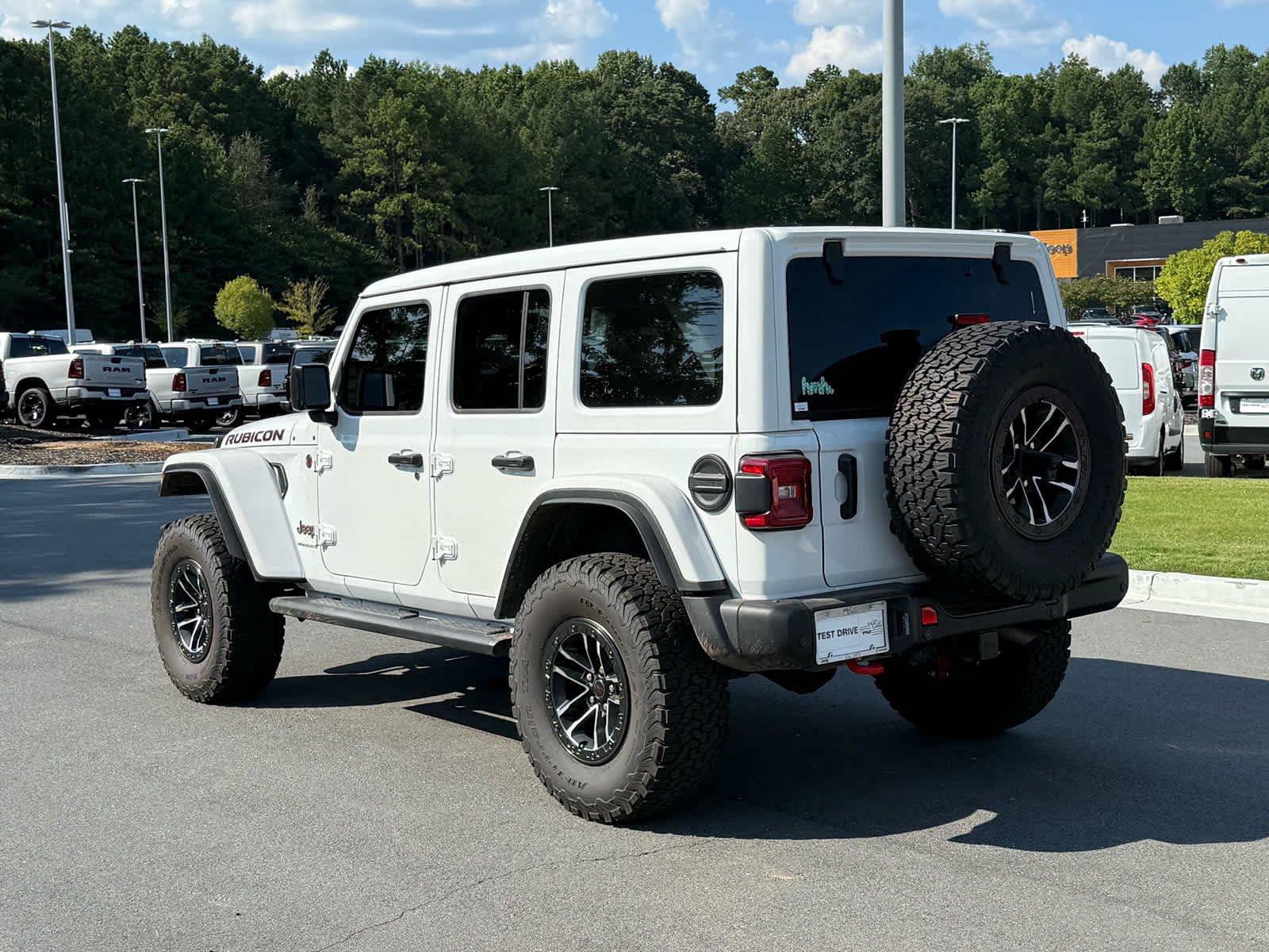 Used 2025 Jeep Wrangler Unlimited Rubicon AWD/4WD image 3