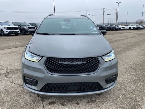 Used 2025 Chrysler Pacifica Limited image 9