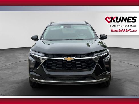 Used 2025 Chevrolet Trax LT w/ LT Convenience Package FWD image 3