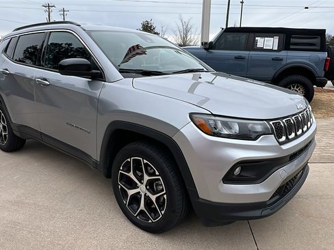 Used 2024 Jeep Compass Latitude image 5