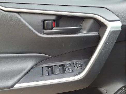 Used 2022 Toyota RAV4 LE AWD/4WD image 11