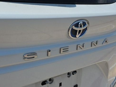 Used 2023 Toyota Sienna Platinum FWD image 12