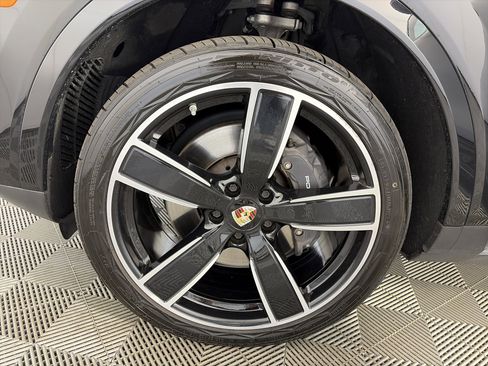 Used 2023 Porsche Cayenne Platinum Edition AWD/4WD image 13