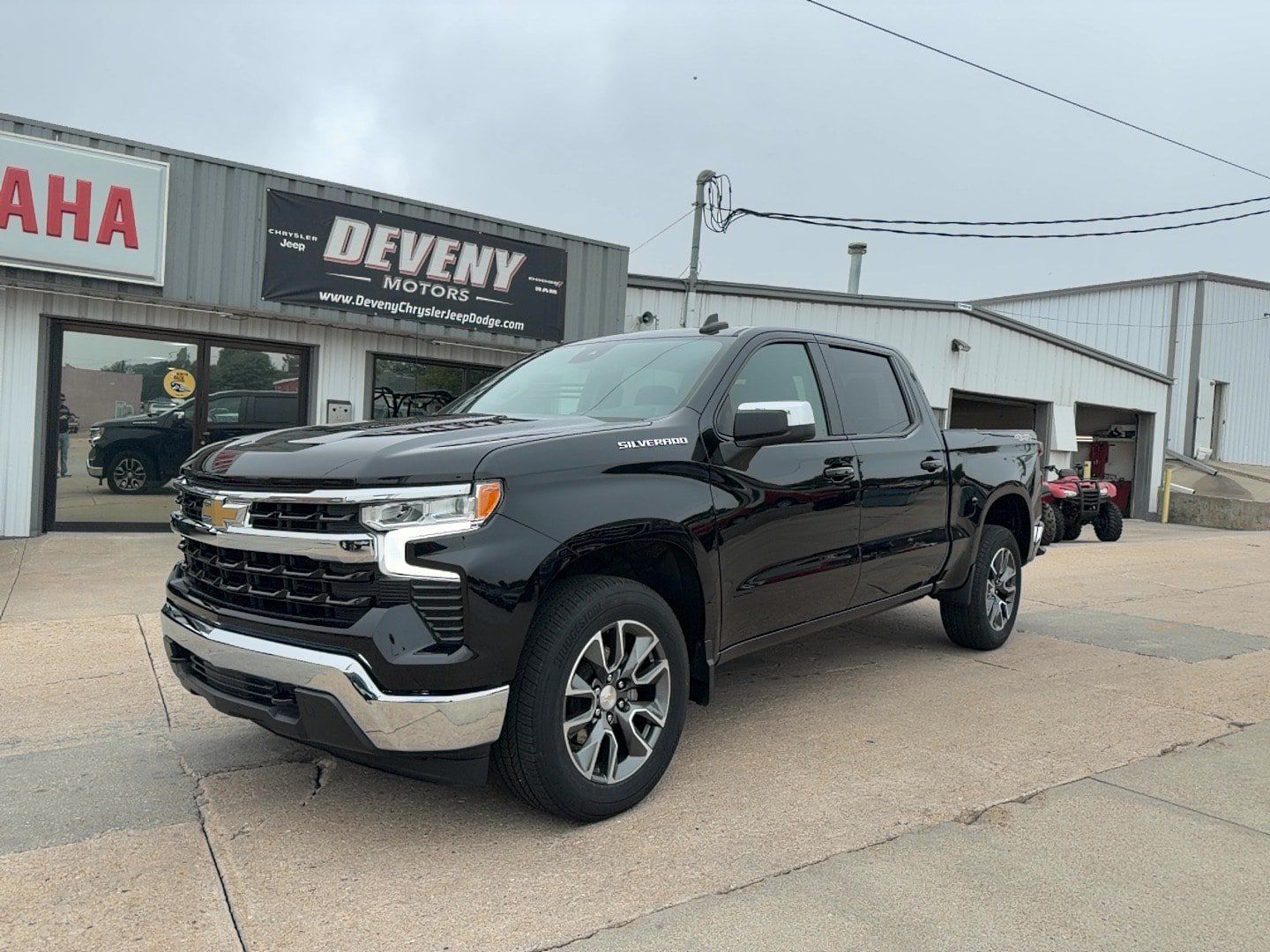 Used 2023 Chevrolet Silverado 1500 LT AWD/4WD image 2