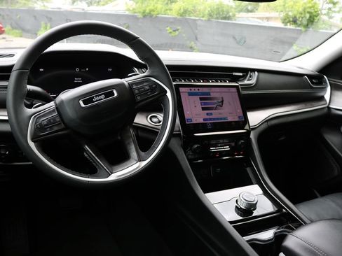 Used 2023 Jeep Grand Cherokee L Limited w/ Black Appearance Package image 13