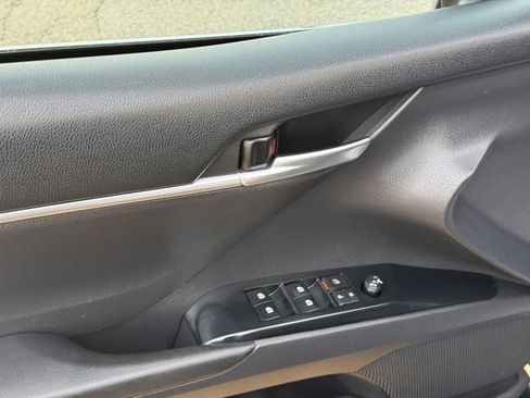 Used 2018 Toyota Camry SE image 18