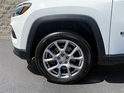 Used 2023 Jeep Compass Latitude w/ Sun and Sound Group AWD/4WD image 6