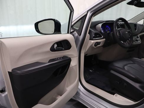 Used 2024 Chrysler Pacifica Touring-L image 10