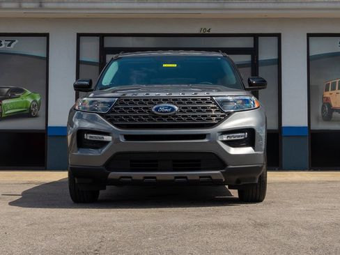 Used 2022 Ford Explorer XLT w/ Equipment Group 202A image 12