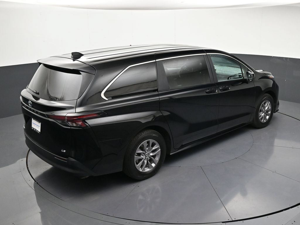 Used 2025 Toyota Sienna LE AWD/4WD image 21