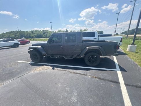 Used 2025 Jeep Gladiator Sport AWD/4WD image 6