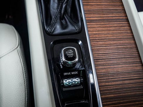 Used 2021 Volvo XC60 T6 Momentum image 18