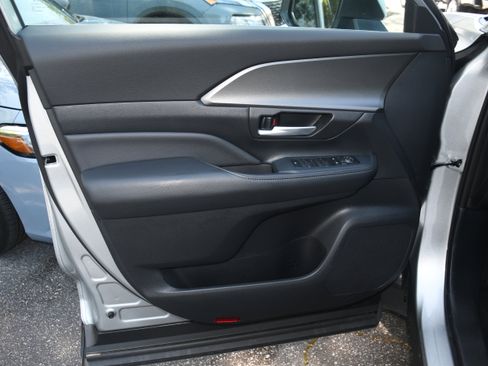 Used 2025 Toyota Grand Highlander AWD image 9