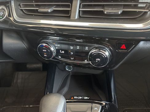 Certified 2024 Chevrolet Trax RS w/ Sunroof Package image 24