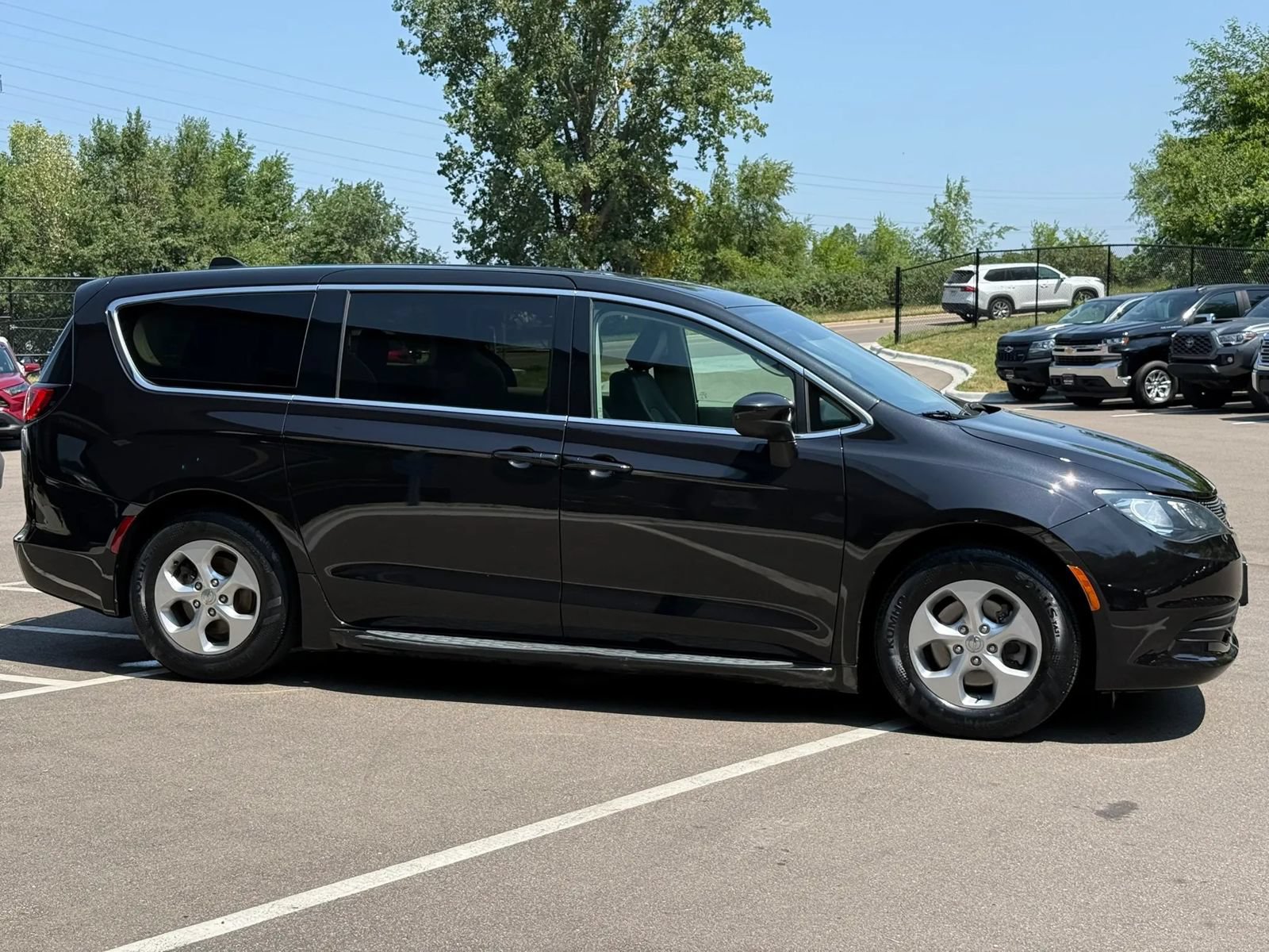 Used 2017 Chrysler Pacifica LX w/ Tire & Wheel Group FWD image 6