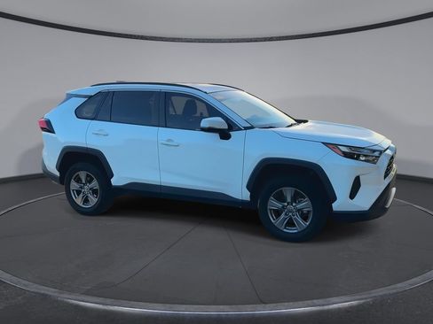 Used 2022 Toyota RAV4 XLE FWD image 2