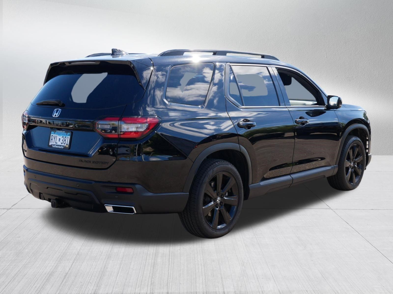 Used 2025 Honda Pilot Black Edition image 7
