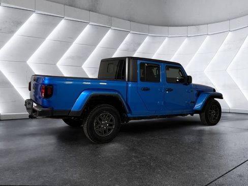 Used 2024 Jeep Gladiator Sport AWD/4WD image 4