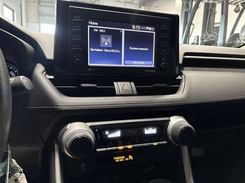 Used 2021 Toyota RAV4 LE image 5