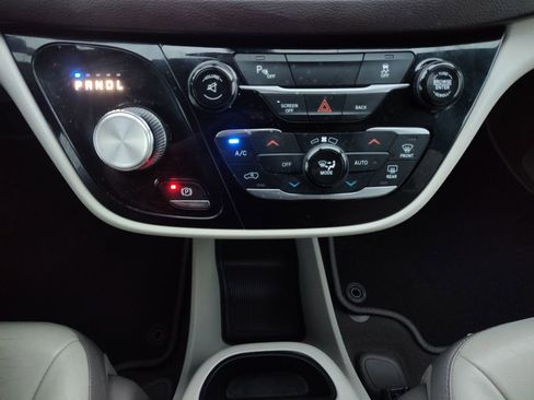 Used 2017 Chrysler Pacifica Touring-L Plus w/ Tire & Wheel Group image 10