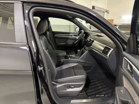 Certified 2023 Volkswagen Atlas Cross Sport SEL R-Line AWD/4WD image 36