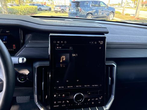 Used 2025 GMC Acadia Elevation image 25