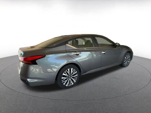 Used 2025 Nissan Altima 2.5 SV FWD image 14